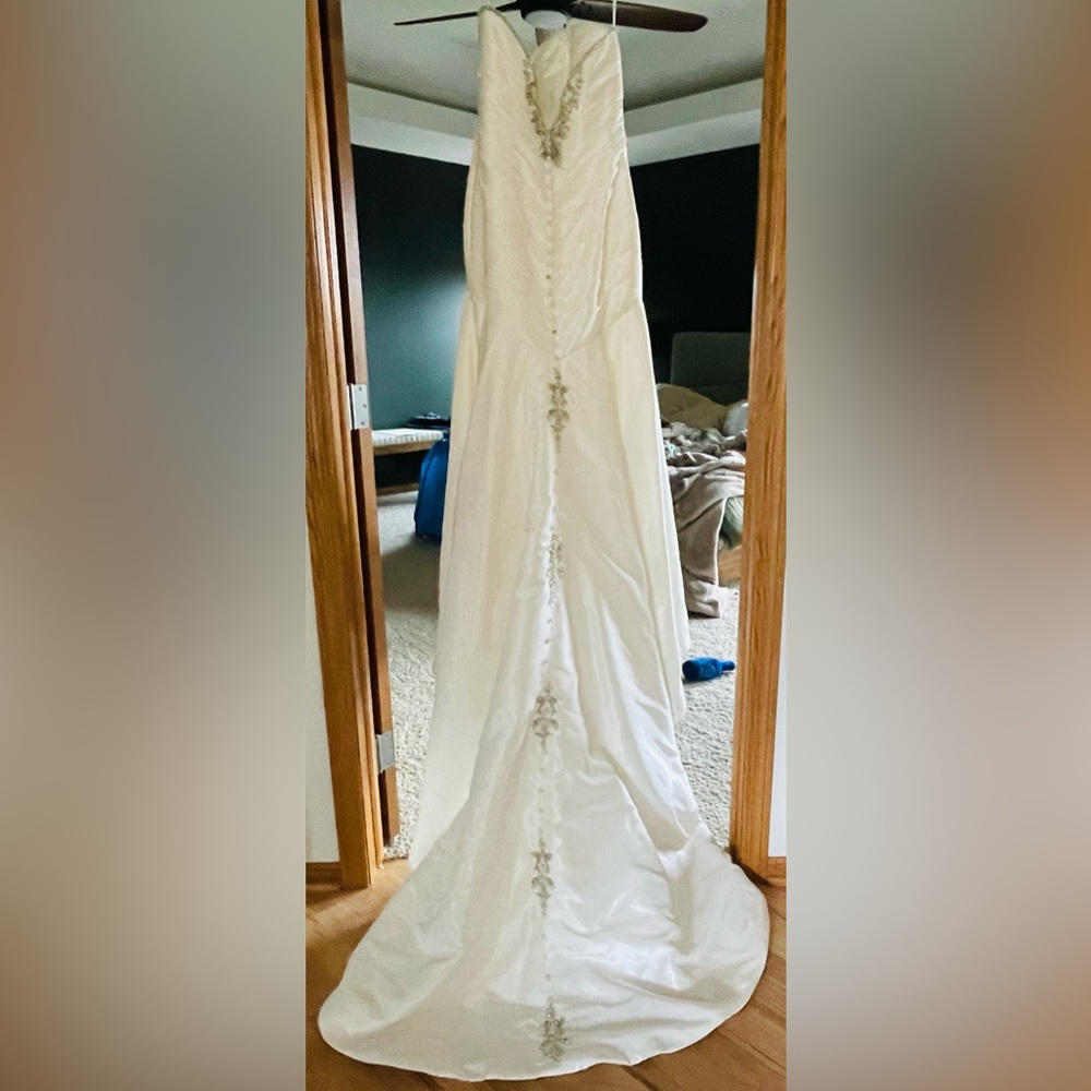 Chic Strapless Ivory Wedding Gown - Fit & Flare - Picture 8 of 12